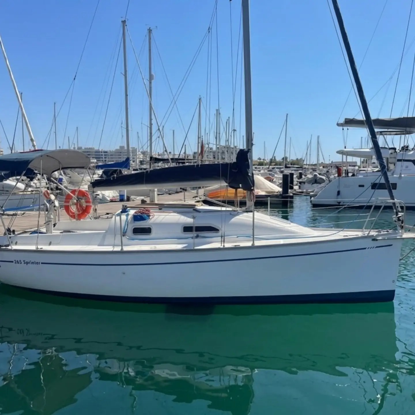 Velero Roncesvalles amarrado en el Puerto de Alicante, vista de costado