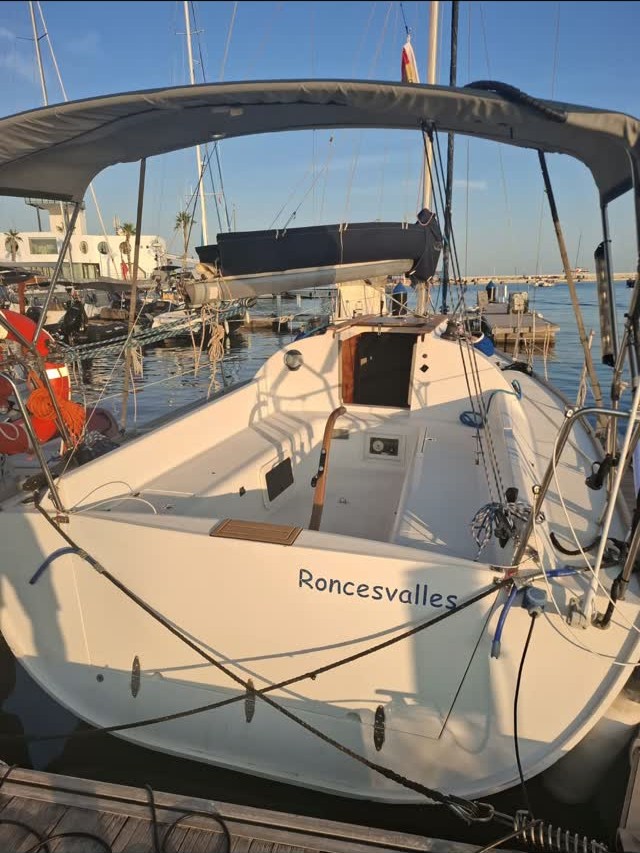 Proa del velero Roncesvalles en el Puerto de Alicante
